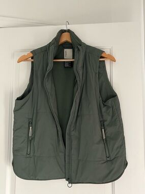 Vuori Quilted Vest in Olive